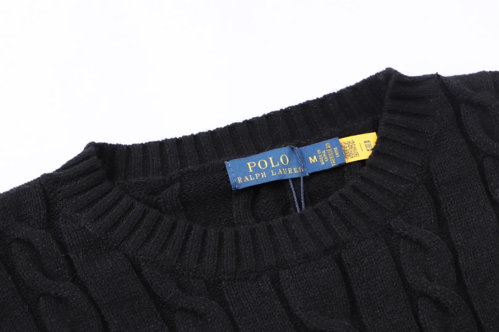 P210 [Ralph Lauren round neck solid color pony embroidery logo twist knitted sweater] ✅Ralph Lauren classic basic versatile knitted pullover crew neck sweater for men and women ✅Main supplier platform live broadcast Wholesale entity Replenish when out of stock will not be removed from the shelves ✅ZP quality 1:1 pattern making Scan the code to enter the GF website Counter quality ✅Detailed quality is the only one in Guangzhou Imported quality cotton yarn Focus on high-end cost-effective Good quality Needless to say ✅The version is restored to the original version. The maximum size can be worn up to 1105 pounds. Loose, comfortable and stress-free. ✅The upper body is simple and easy to match. A must-have for ootd. Good-looking clothes are never picky. A must-have in couples’ wardrobes. Size: S-XL. Color: black, white, gray, royal blue, pink, sky blue, khaki.